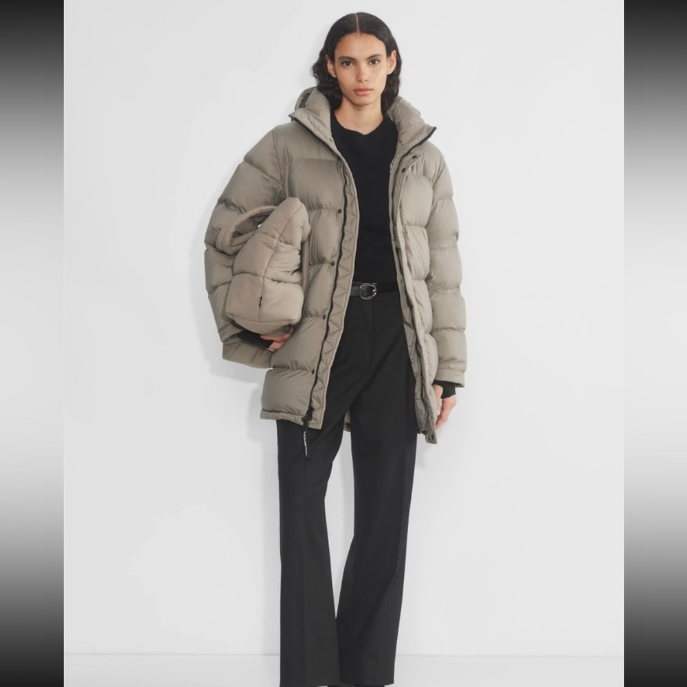 Aritizia Super Puff Mid in Modern Taupe size Med